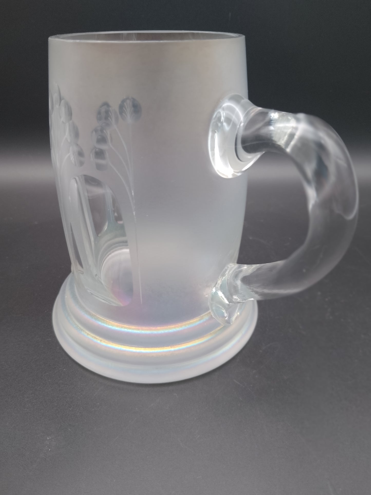 Bierkrug geschliffen und aus irisierenden Glas