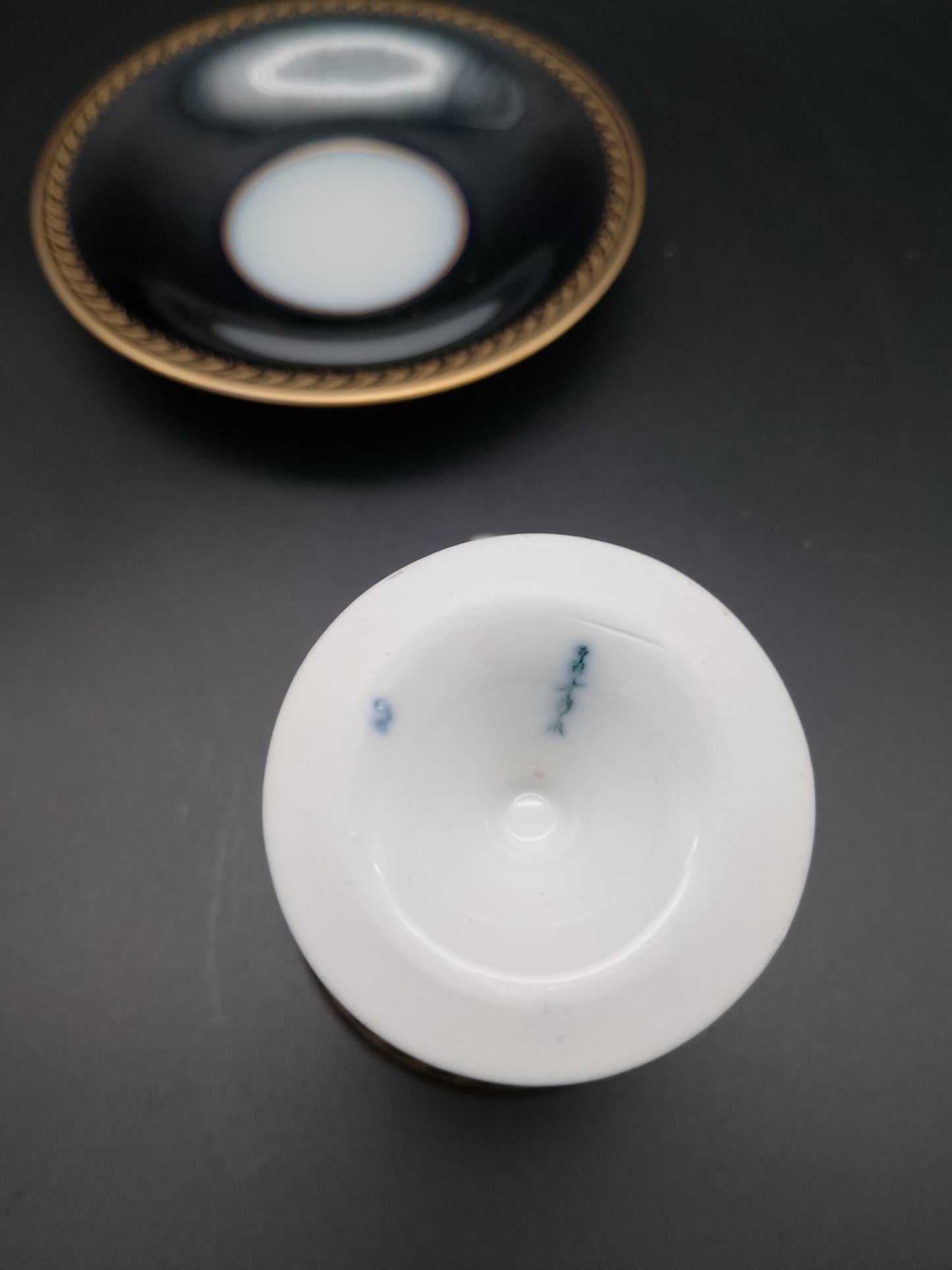 KPM Moccatasse kobaltblau mit Golddekor von 1914-1918