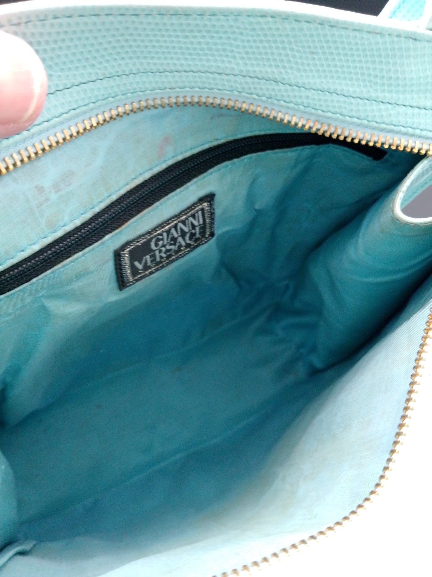 Gianni Versace Lederhandtasche in hellblau Reptildruck mit Hufeisen und kleeblatt