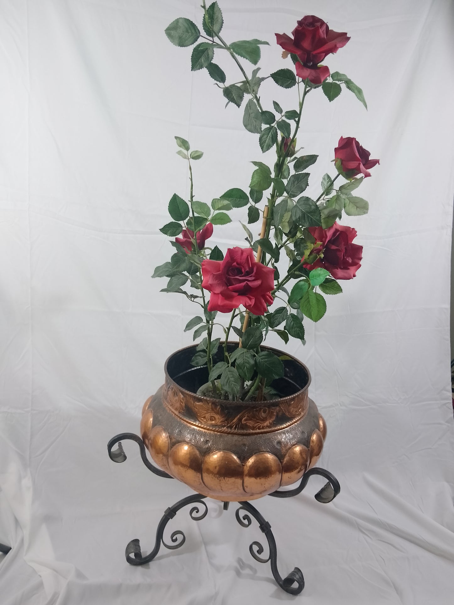 Kupferkessel mit kunstvoll geschmiedet Fuss.