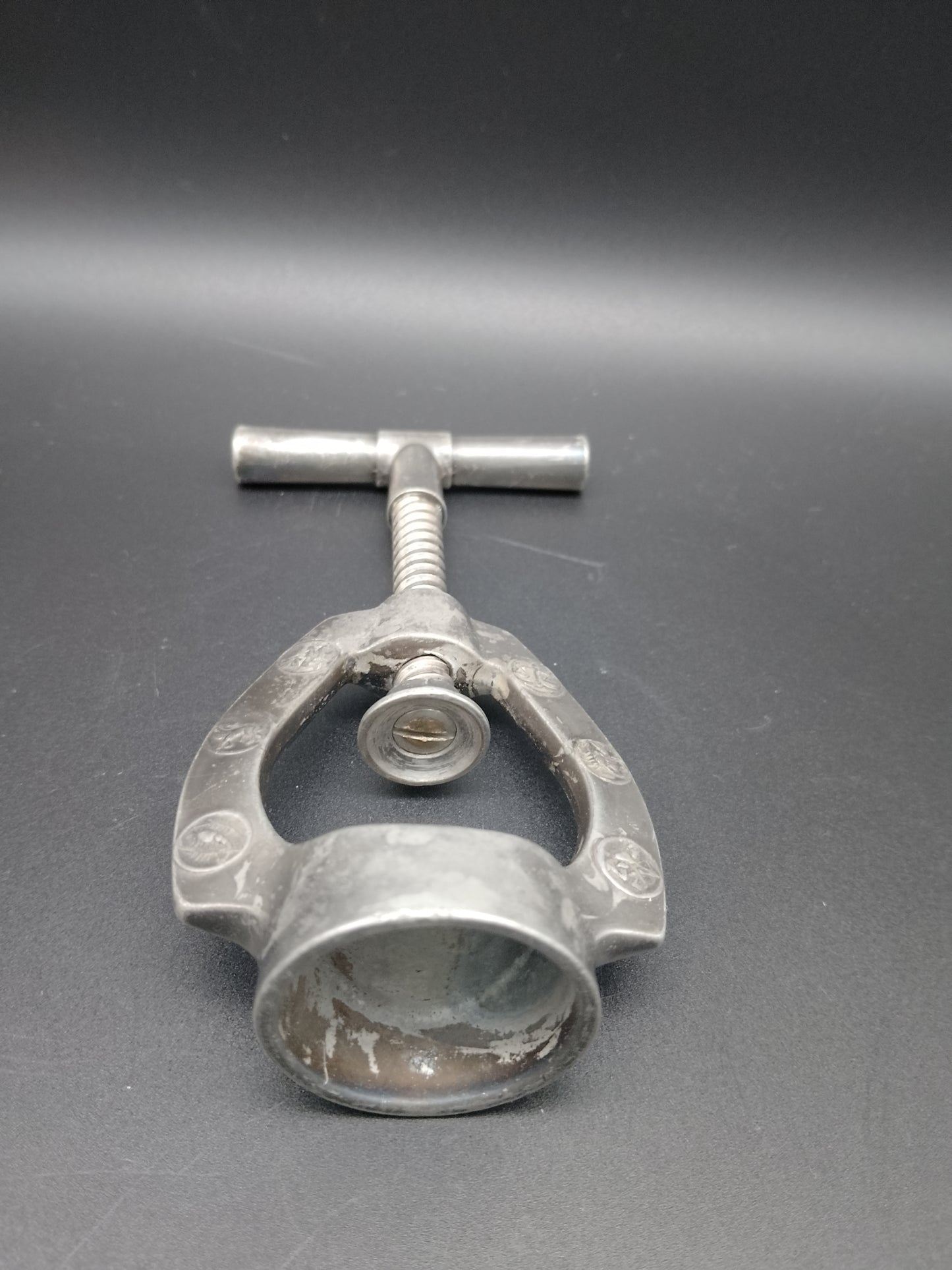 Nussknacker Zinn mit Spindelpresse. Verziert mit Sternzeichen