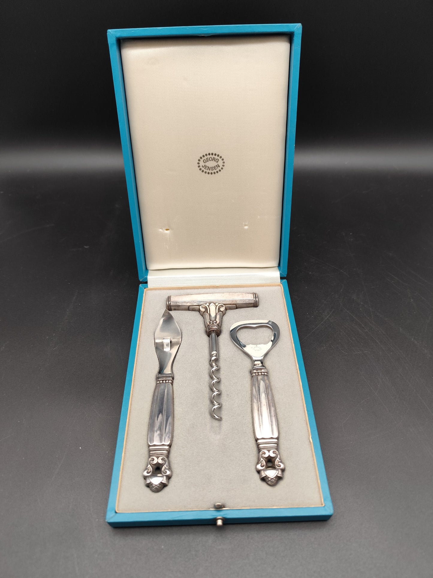 Geoerg Jensen BarSet im "Acorn" Design. In orginal hellblauer Verpackung bestehend aus Dosenöffner, Weinkorkenzieher, Flaschenöffner