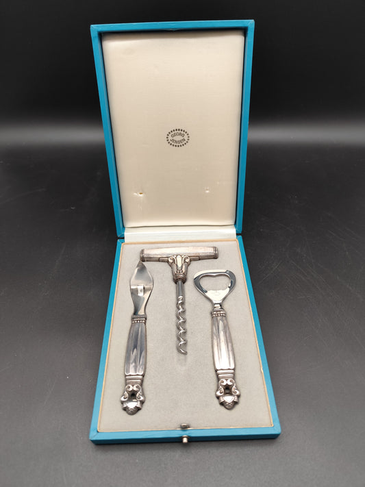 Geoerg Jensen BarSet im "Acorn" Design. In orginal hellblauer Verpackung bestehend aus Dosenöffner, Weinkorkenzieher, Flaschenöffner