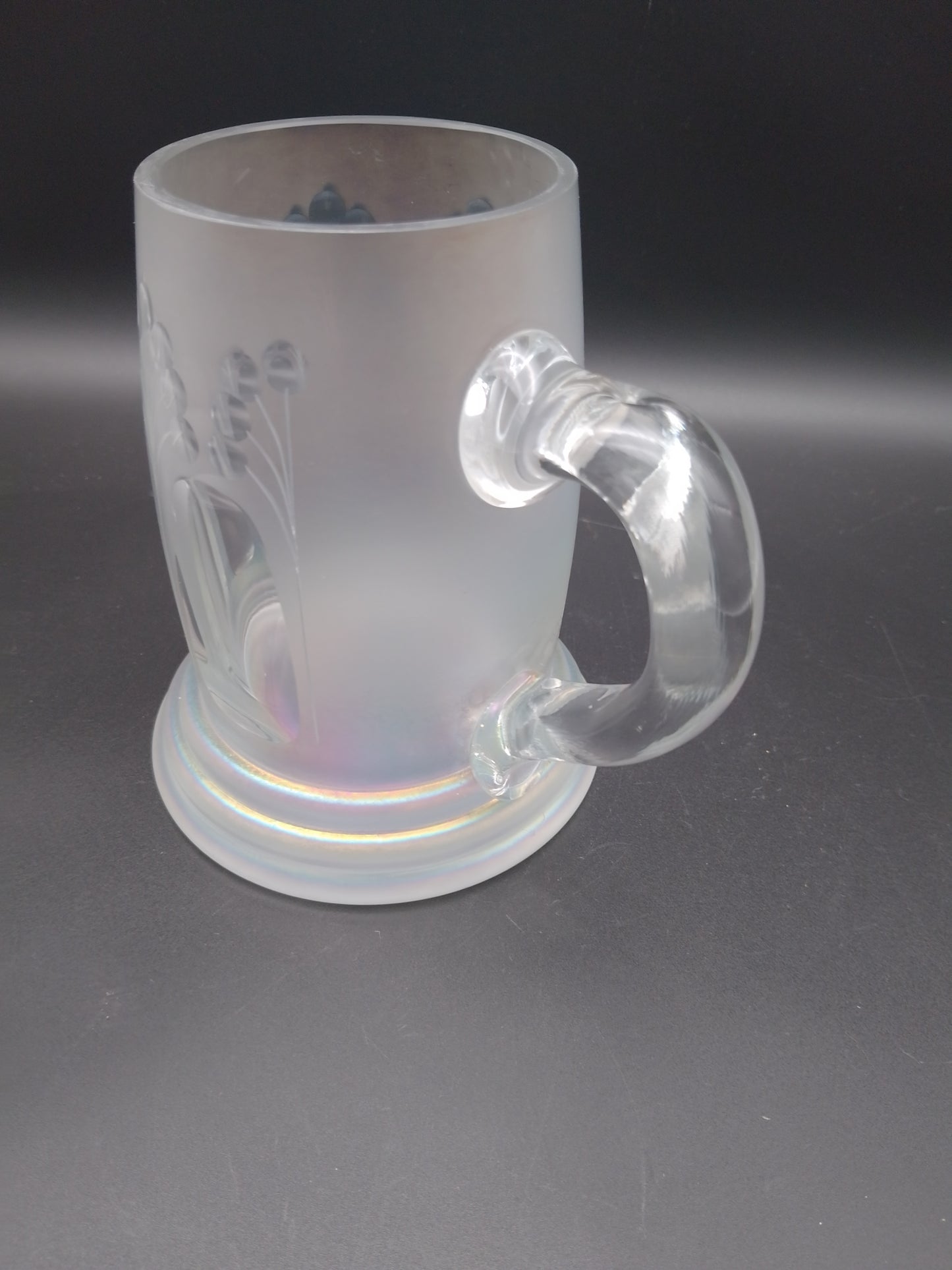 Bierkrug geschliffen und aus irisierenden Glas