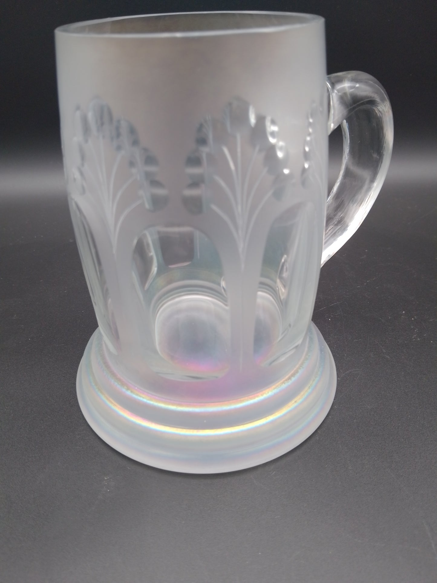 Bierkrug geschliffen und aus irisierenden Glas