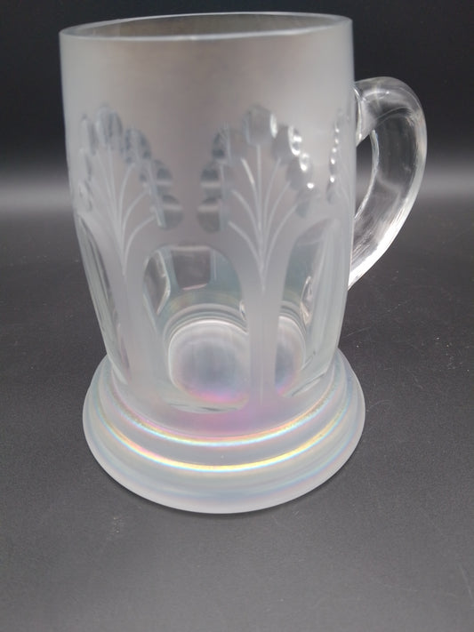 Bierkrug geschliffen und aus irisierenden Glas