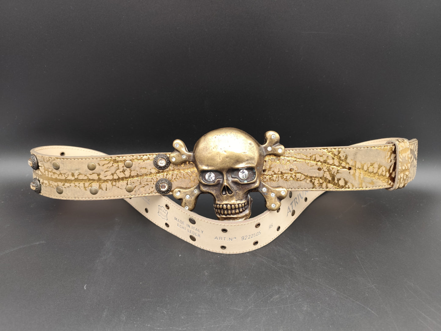 Damen Ledergürtel von Atrium mit Totenkopf Motiv als Schließe zusätzlich mit Strasssteine besetzt
