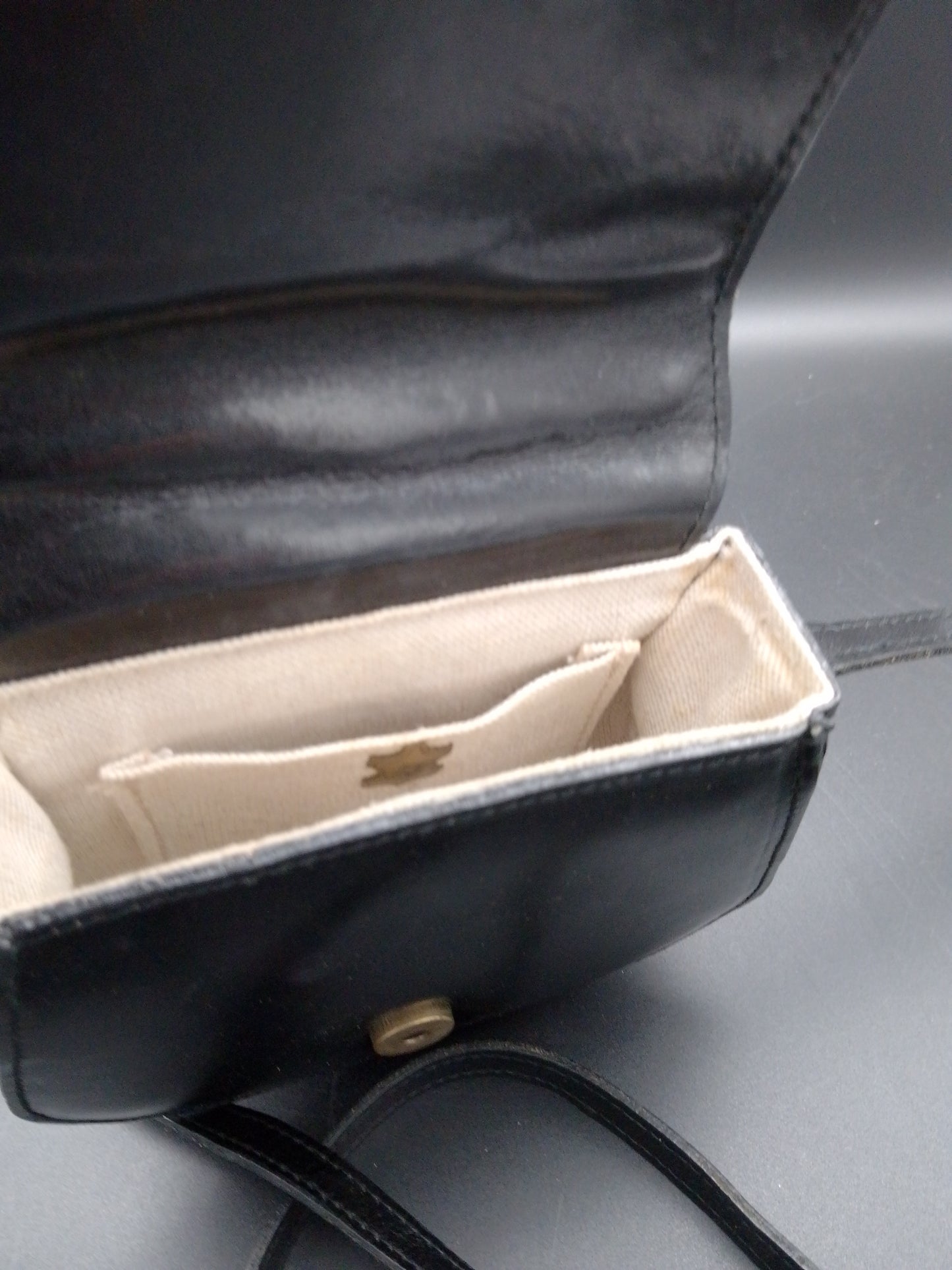 Kleine Leder-Handtasche Schwarz – Geprägtes Floralmuster