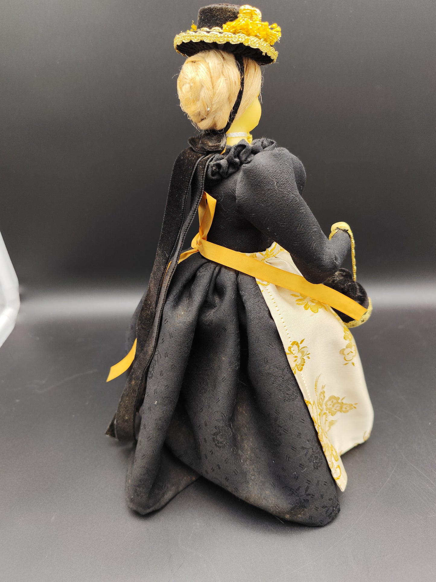 Weibliche Trachtenfigur mit Wachskopf