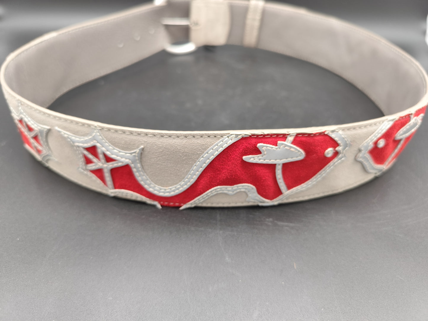 Jette Joop Ledergürtel mit roten Fischmotiv "Koi" aufgenäht. Inkl. orginal Schachtel