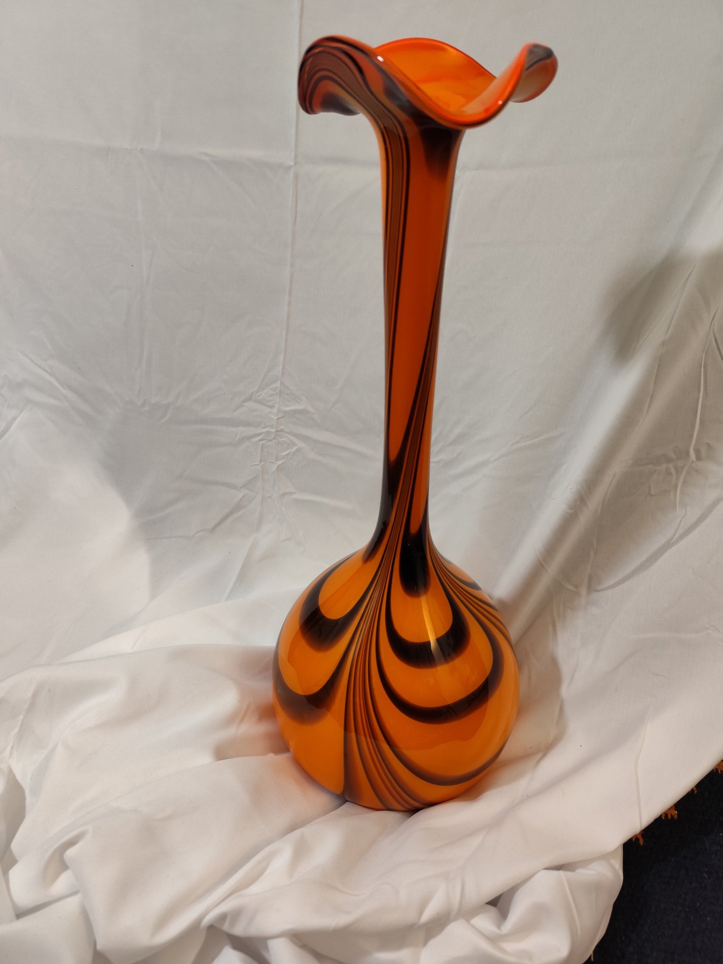 Bodenvase Form Calla-Lilie - Florence Vase orange, schwarz und braun.