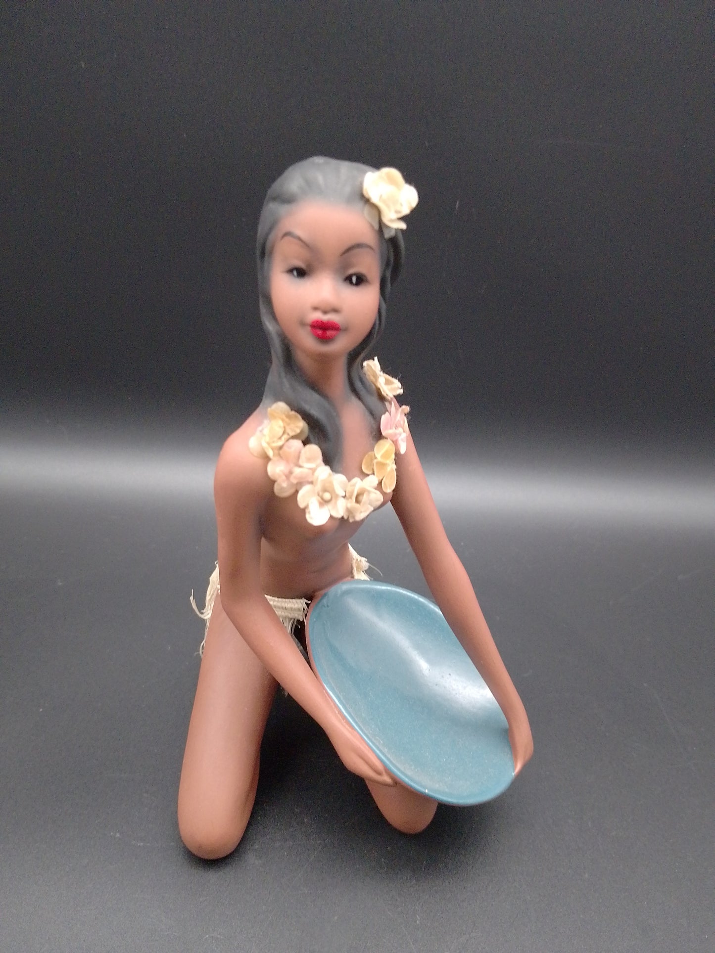 Cortendorf Hawai Frau Mädchen mit Bastrock und  Schale