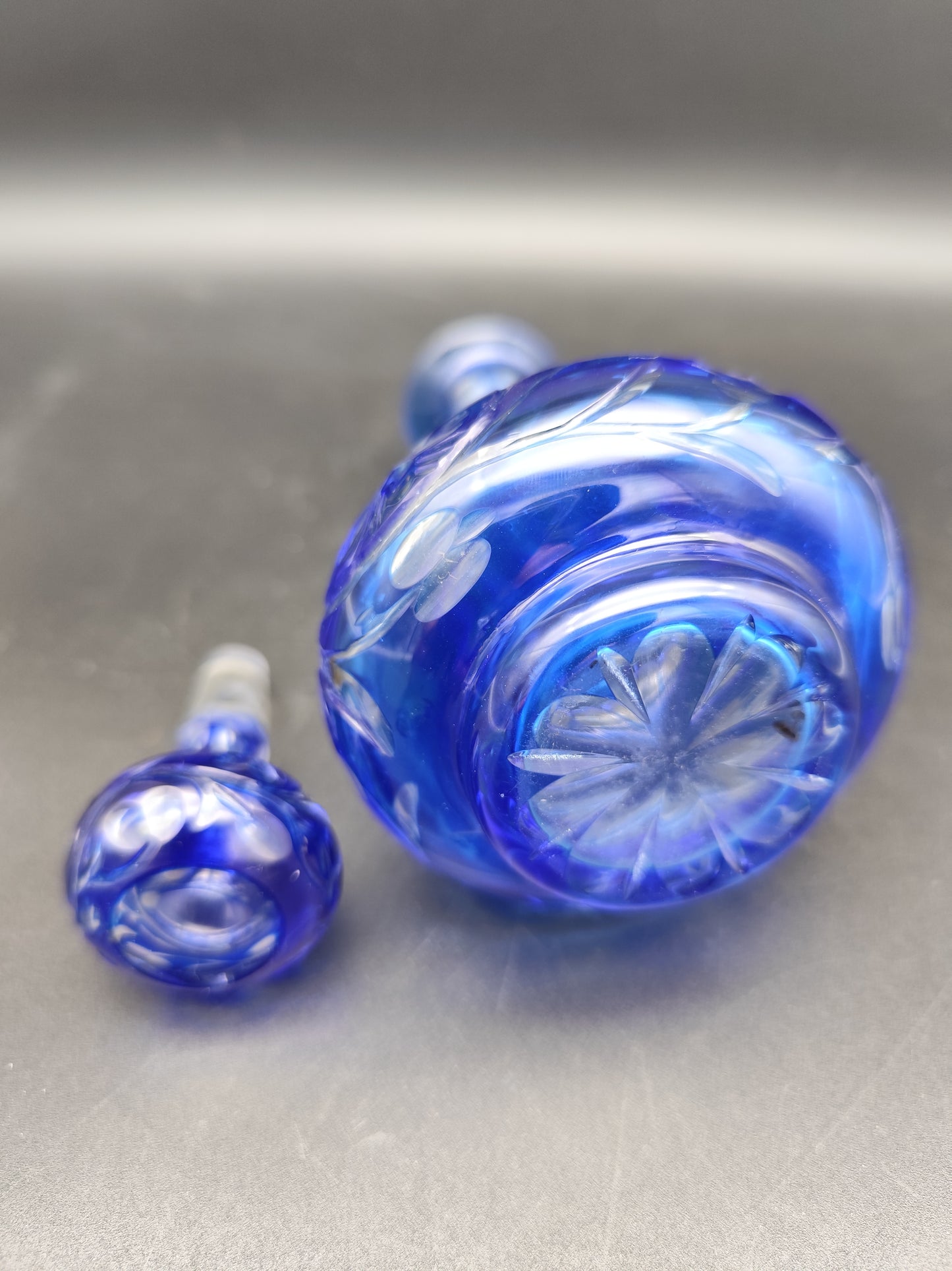 Kleine böhmische kobaltblaue Karaffe Bleikristal geschliffen