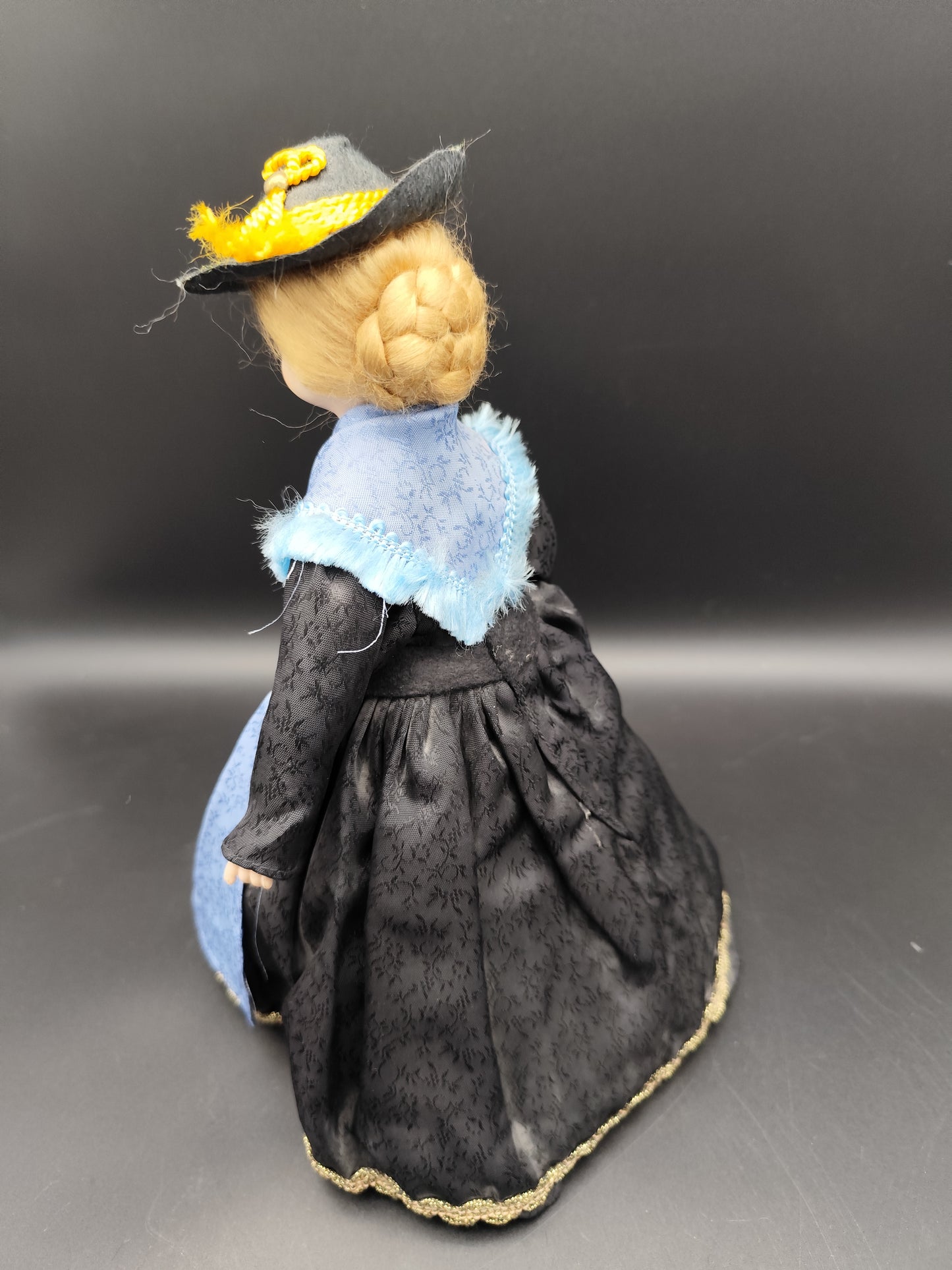 Weibliche Trachtenfigur mit Porzellankopf
