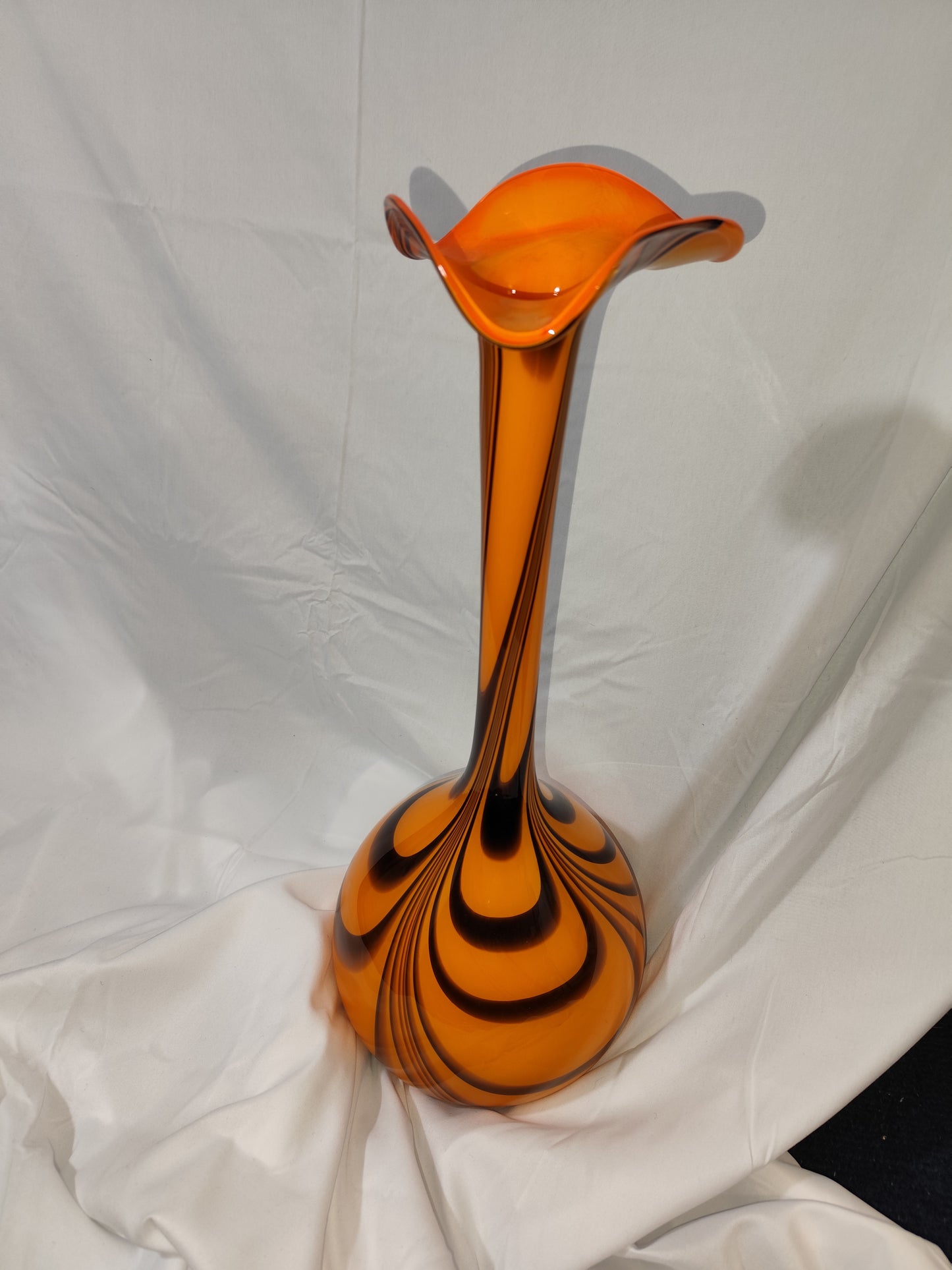 Bodenvase Form Calla-Lilie - Florence Vase orange, schwarz und braun.