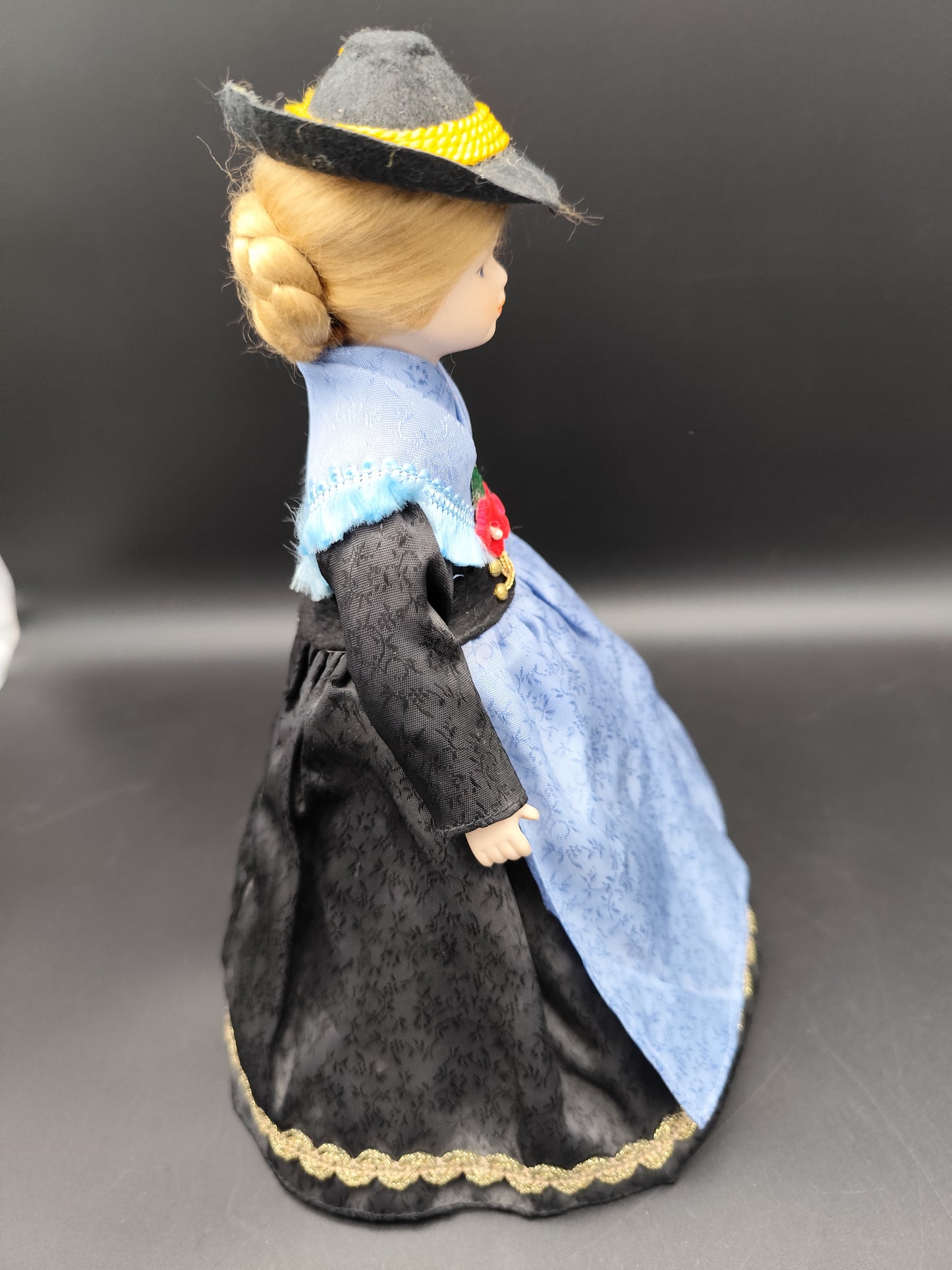Weibliche Trachtenfigur mit Porzellankopf