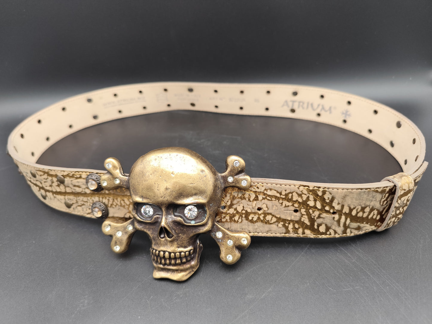 Damen Ledergürtel von Atrium mit Totenkopf Motiv als Schließe zusätzlich mit Strasssteine besetzt