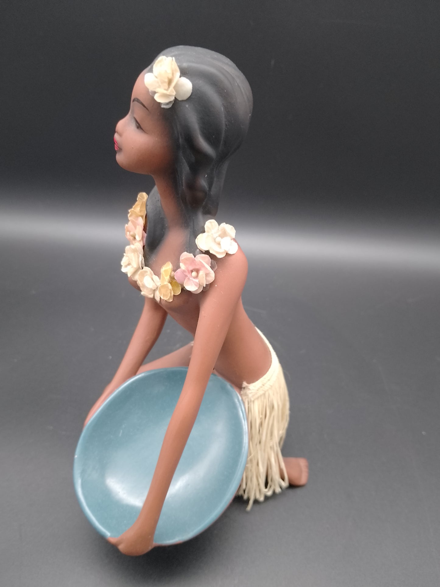 Cortendorf Hawai Frau Mädchen mit Bastrock und  Schale