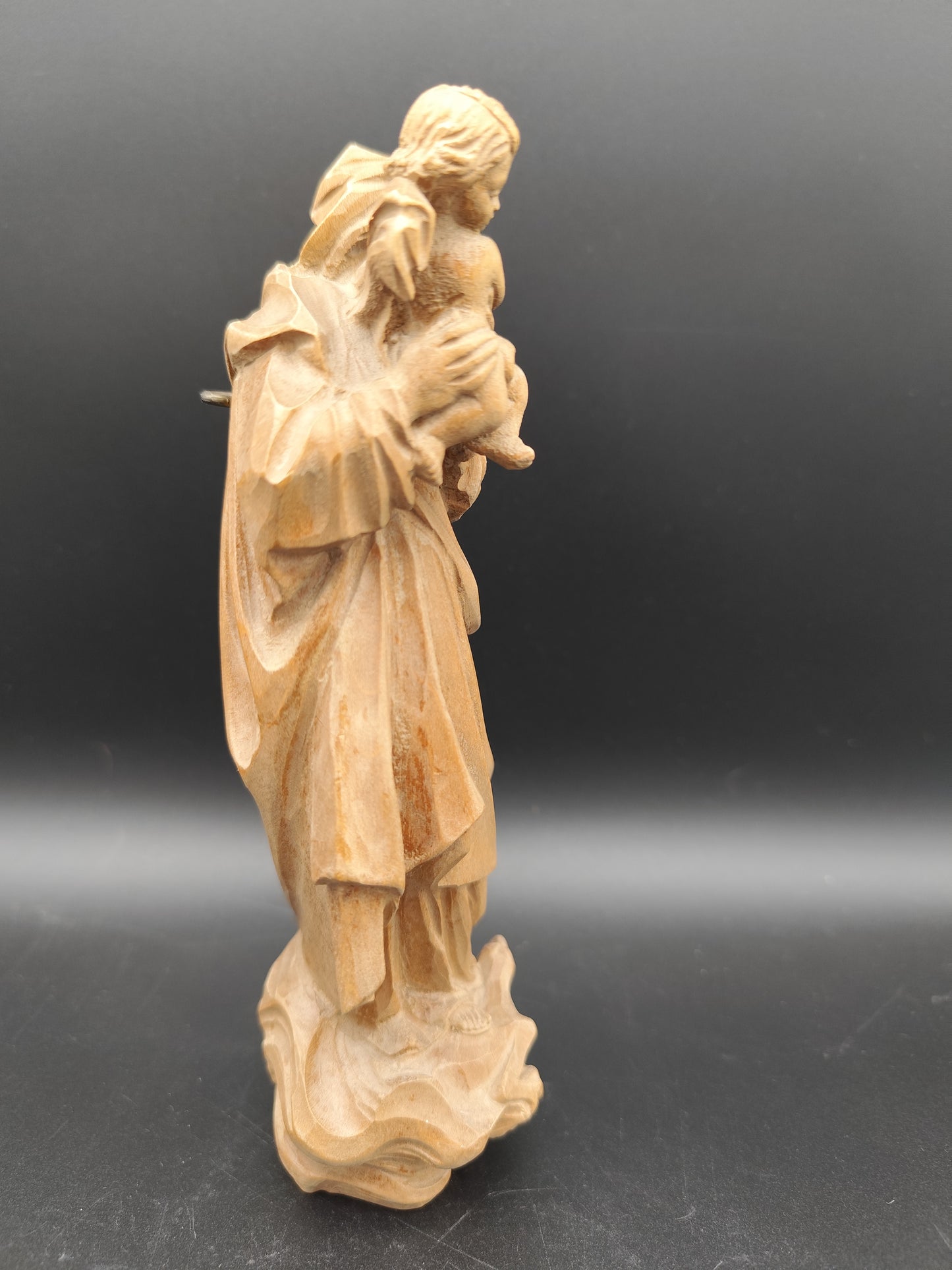Madonna mit Kind geschnitzt vermutlich im Grödnertal und vermutlich aus Bergahorn