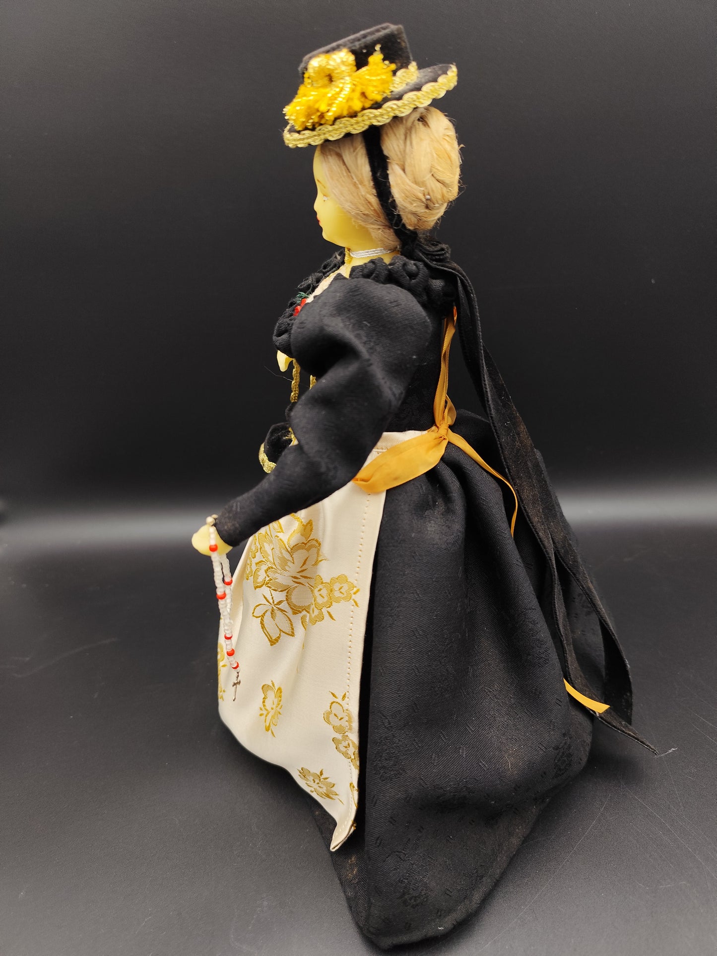 Weibliche Trachtenfigur mit Wachskopf