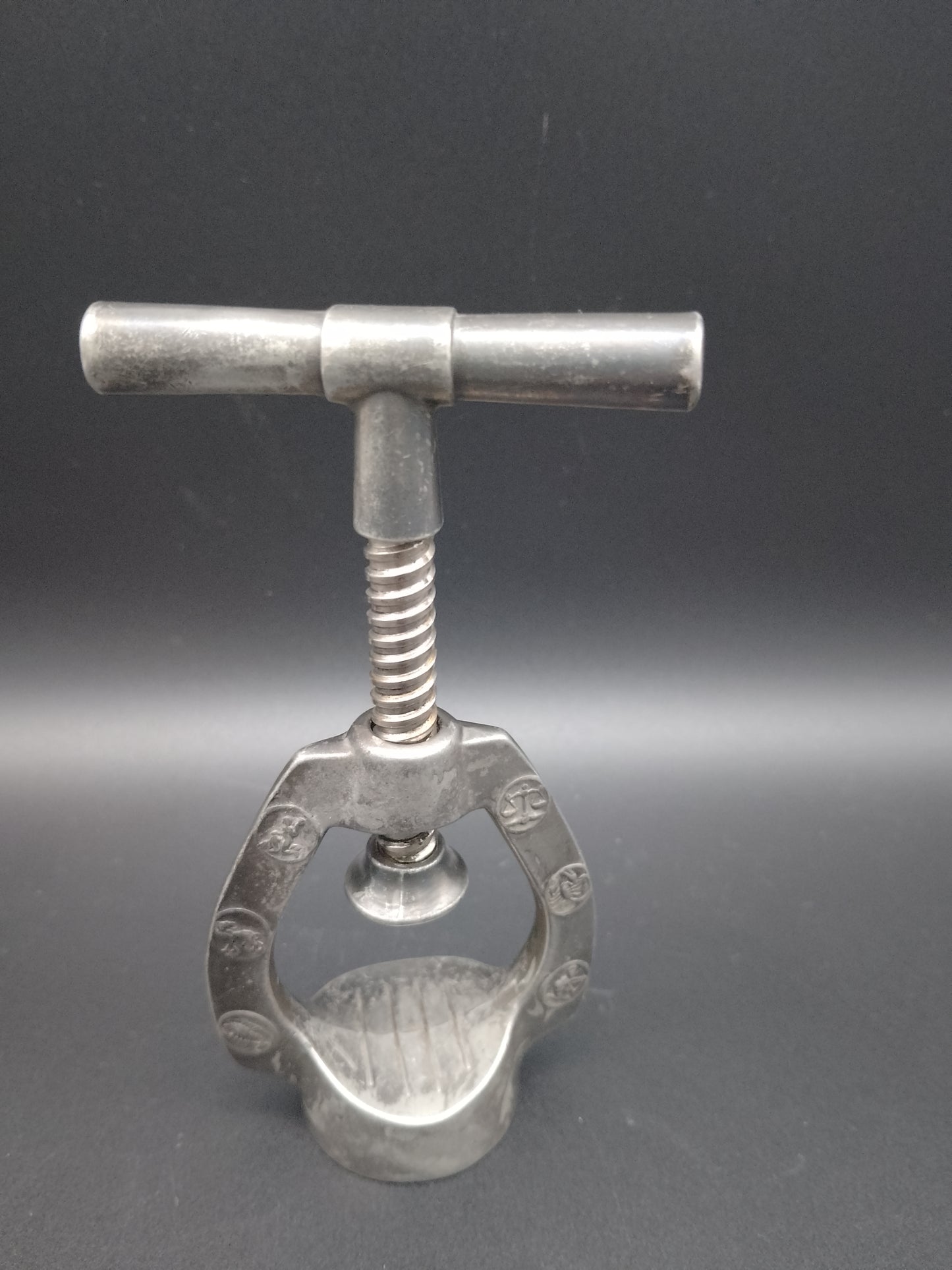 Nussknacker Zinn mit Spindelpresse. Verziert mit Sternzeichen