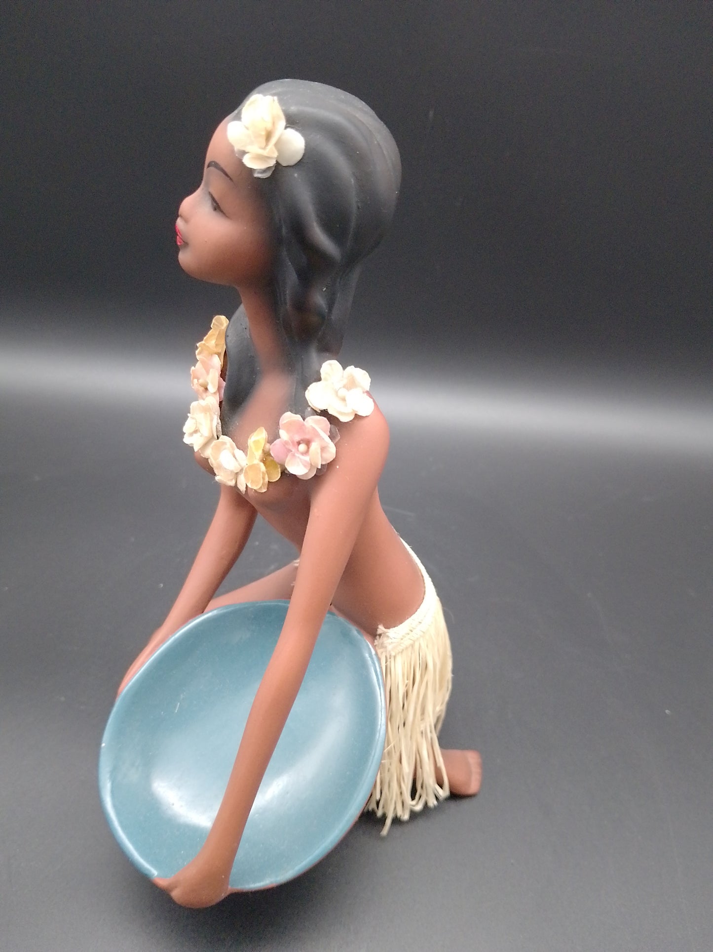 Cortendorf Hawai Frau Mädchen mit Bastrock und  Schale