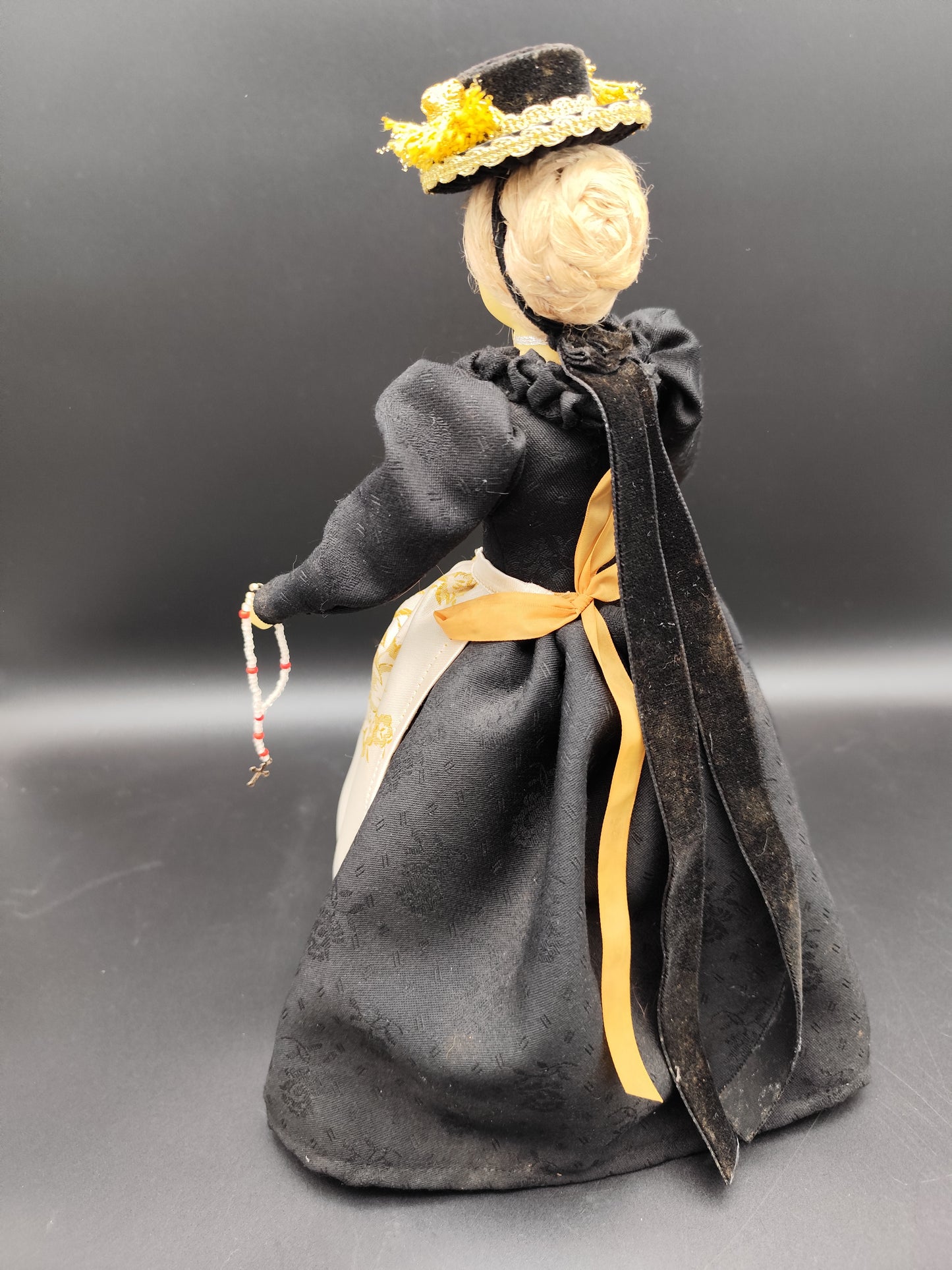 Weibliche Trachtenfigur mit Wachskopf