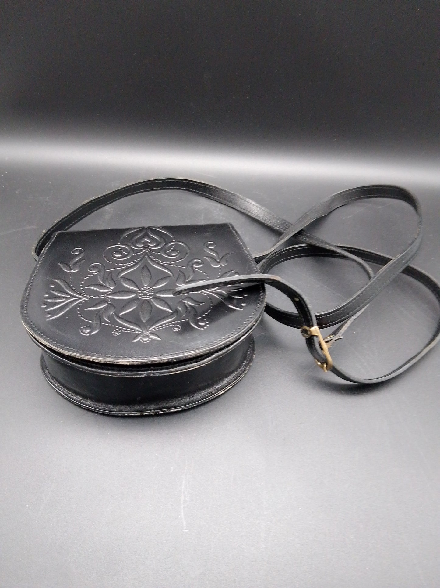Kleine Leder-Handtasche Schwarz – Geprägtes Floralmuster