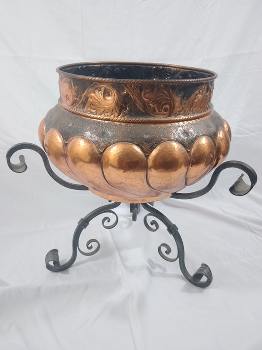 Kupferkessel mit kunstvoll geschmiedet Fuss.