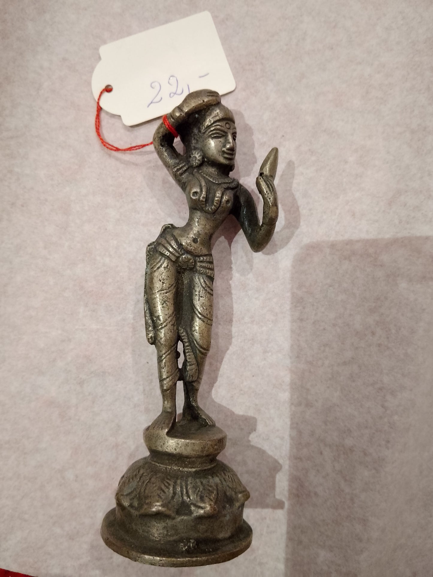Antike indische Figur aus heller silbriger Bronze