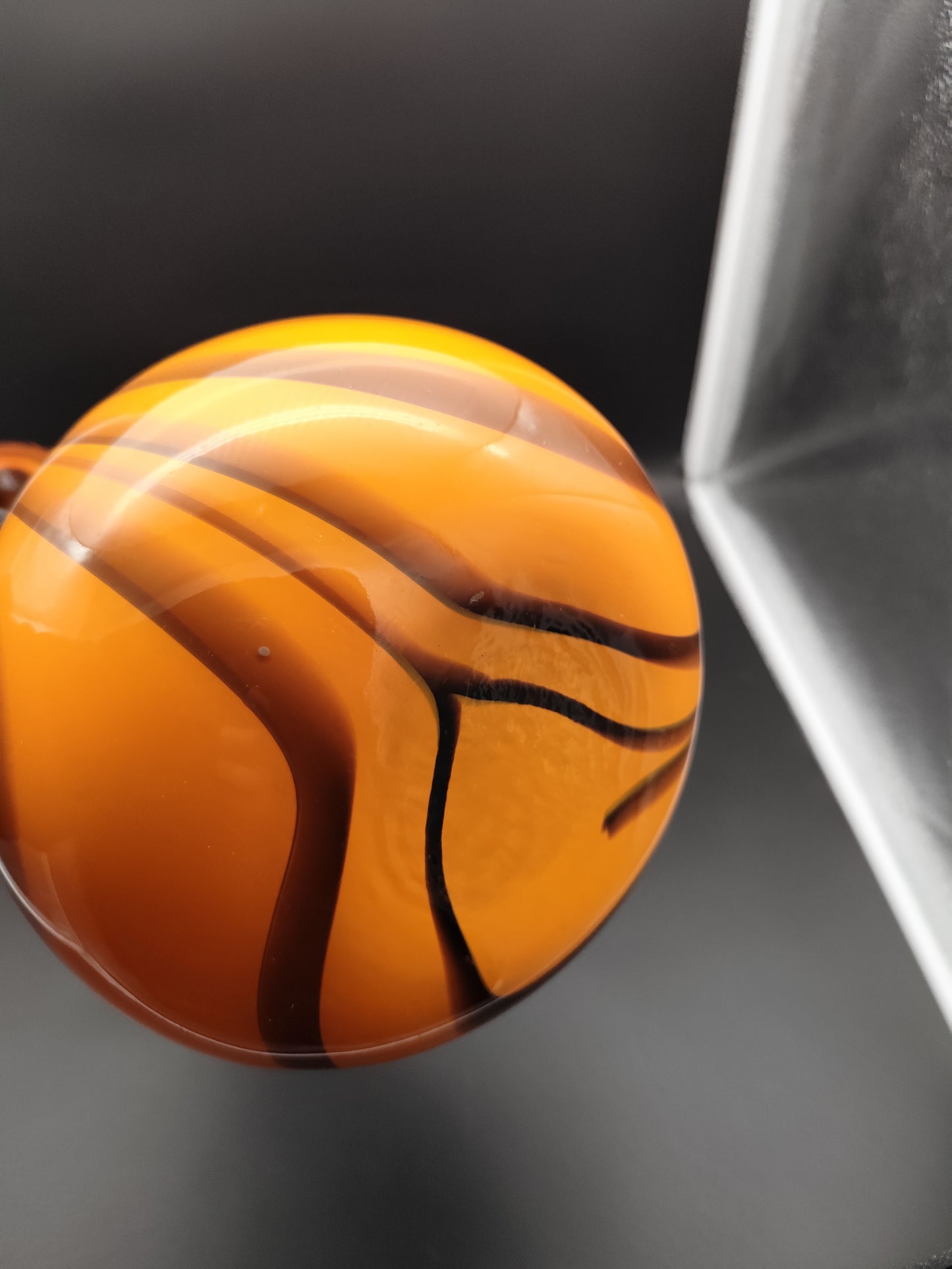 Bodenvase Form Calla-Lilie - Florence Vase orange, schwarz und braun.