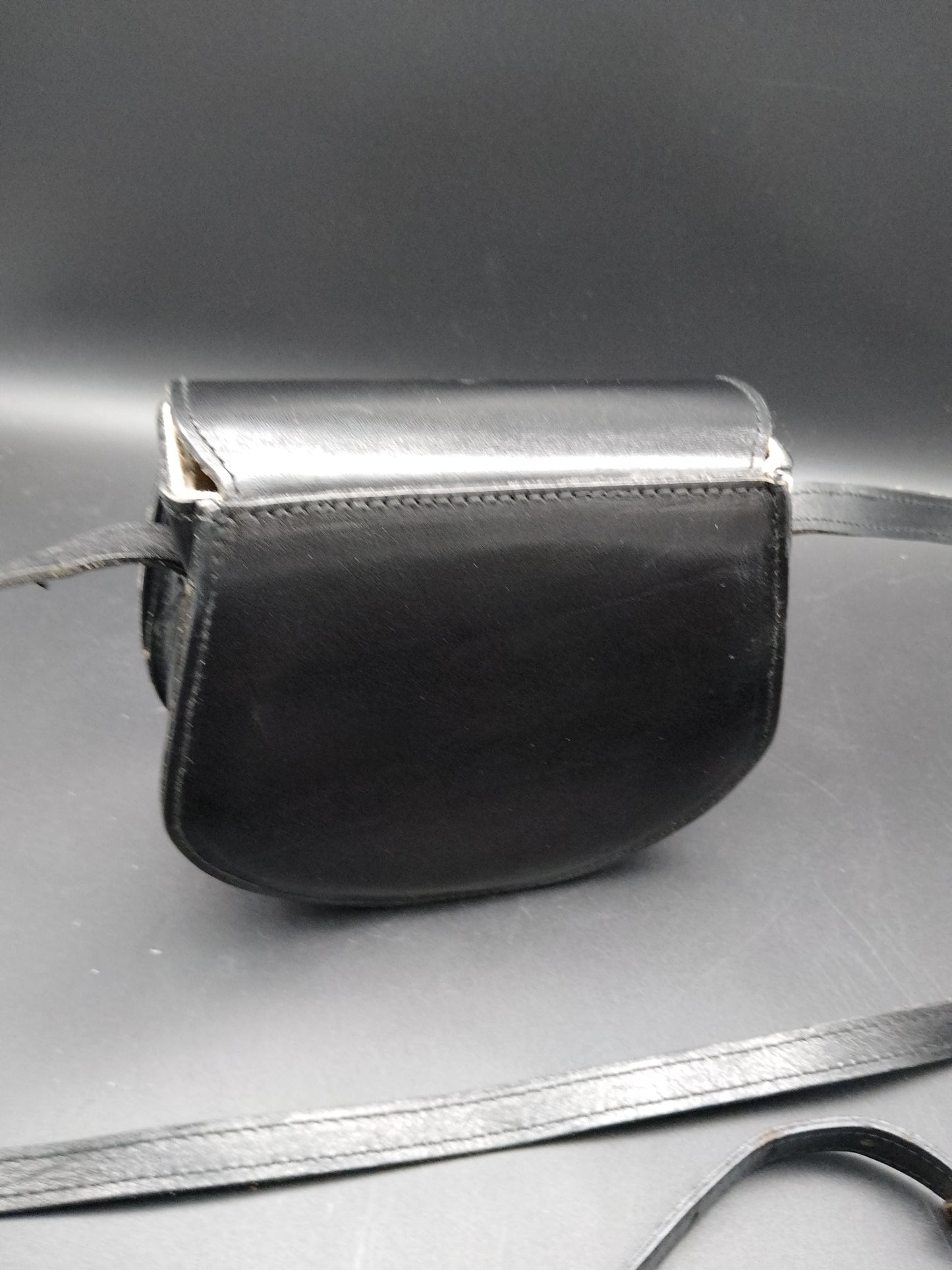 Kleine Leder-Handtasche Schwarz – Geprägtes Floralmuster