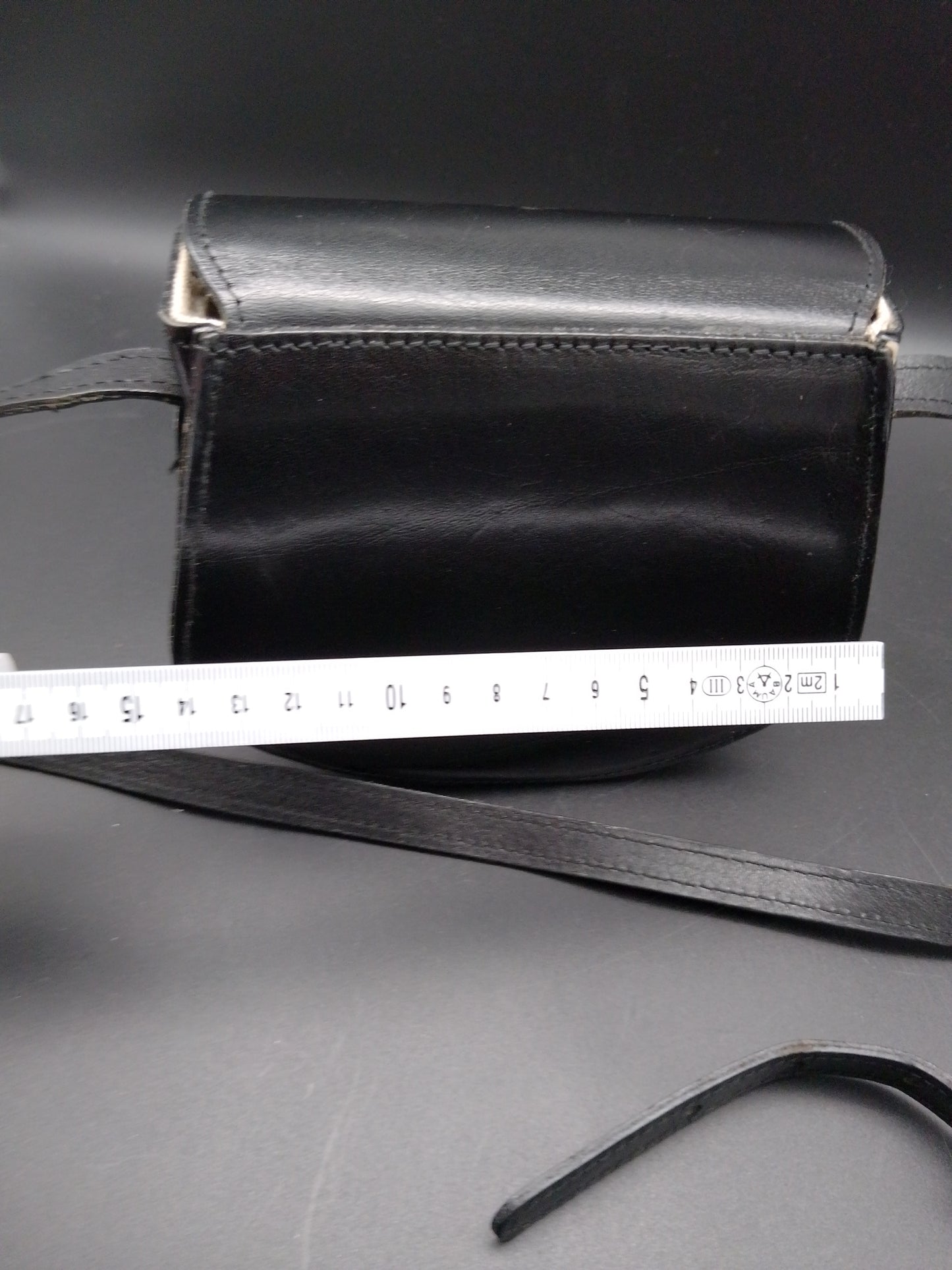 Kleine Leder-Handtasche Schwarz – Geprägtes Floralmuster